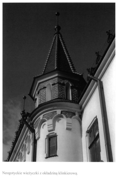 Neogotyckie wieżyczki z okładziną klinkierową w elewacji południowej. Fot. Irena Gałuszka, z prywatnych zbior&oacute;w autorki oraz ze zbior&oacute;w Galerii Fotografii Miasta Rzeszowa. Skan z katalogu do wystawy plenerowej "Prawdy i legendy o rzeszowskim Ratuszu", s. 12. Wydawnictwo Galerii Fotografii Miasta Rzeszowa, 2018